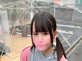 めちゃ小さすぎる女の子2人の警戒心皆無の無邪気な笑顔に欲望を堪えきれず…パイパンワレメに無理めな巨大チ●ポをねじ込んでグッタリするまでハメ続ける【非常階段でイタズラした変態男の記録】　サンプル画像02